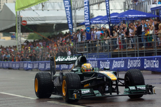 Luiz Razia se exibiu com carro do Team Lotus (foto: divulgação)
