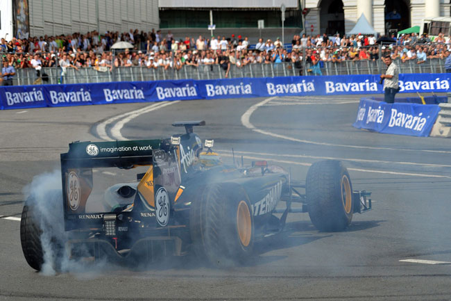 Luiz Razia se exibiu com carro do Team Lotus (foto: divulgação)