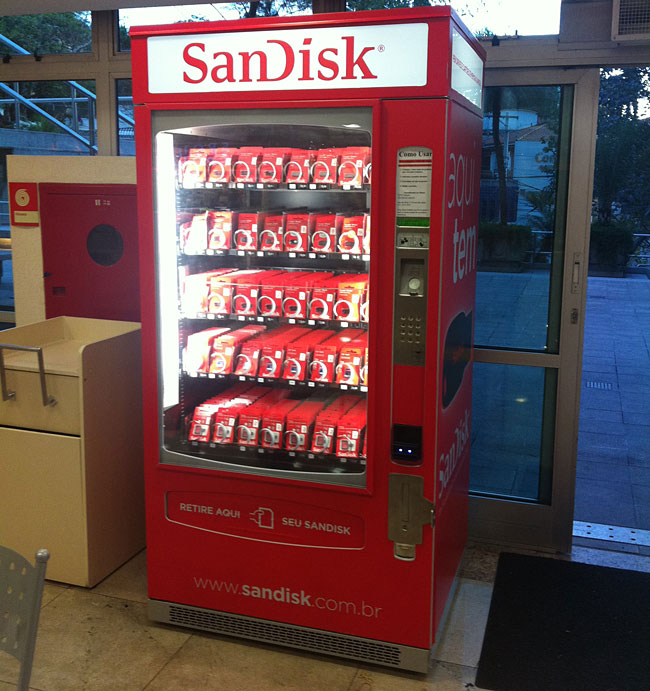 SanDisk instala primeira máquina de vendas de pen drives e cartões de memória no Brasil (foto: divulgação) maquina pen drive Máquina de vendas de pen drives e cartões de memória