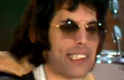 Freddie Mercury no clipe de We Will Rock You (foto: reprodução Youtube)