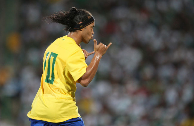 Ronaldinho comemora seu gol contra o Mexico (foto: MOWA PRESS)