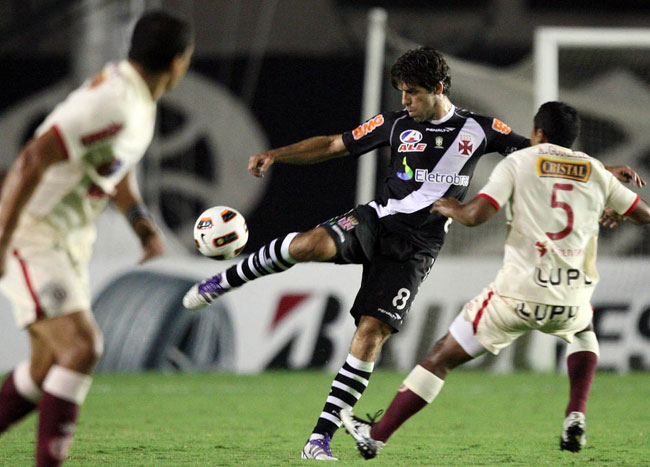 http://bagarai.com.br/wp-content/uploads/2011/11/juninho-vasco.jpg