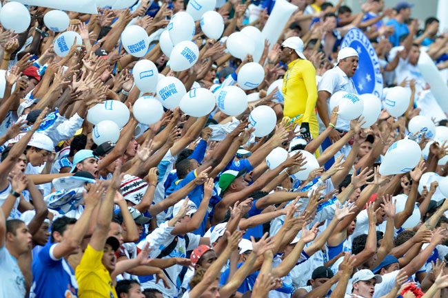 Torcida do Cruzeiro acompanha o time (foto: Douglas Magno/VIPCOMM)