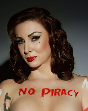 Vanessa de Oliveira faz video nua contra a pirataria