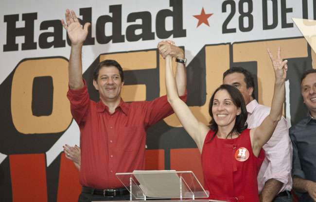 O prefeito eleito de São Paulo, Fernando Haddad, e sua vice, Nádia Campeão, durante comemoração do resultado após a apuração das urnas (foto: Marcello Casal Jr/ABr)