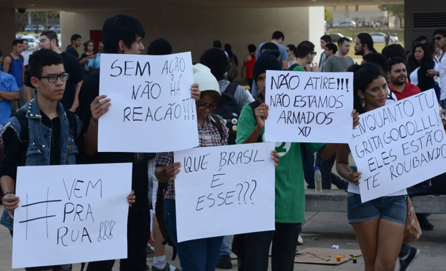 Rampa e cúpula do Congresso são ocupados por manifestantes