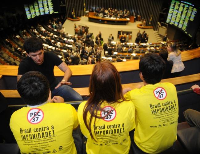 Brasília - A Câmara dos Deputados durante sessão extraordinária, para discussão e votação da Proposta de Emenda à Constituição (PEC) 37, que retira poder de investigação do Ministério Público (foto: Jose Cruz/ABr)